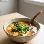 Soupe miso maison à la crème de noix de cajou : une recette végétale et anti-gaspi