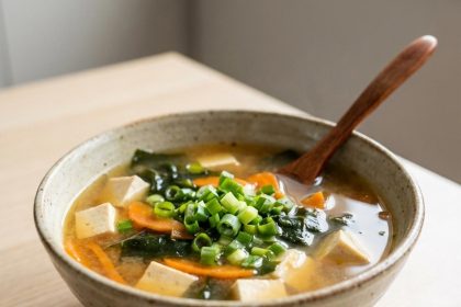 Soupe miso maison à la crème de noix de cajou : une recette végétale et anti-gaspi